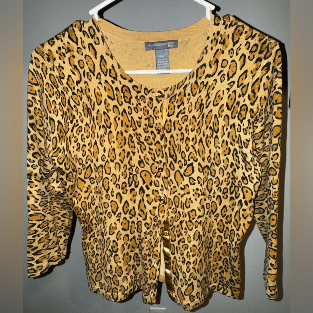 Hillard & Hanson Petite Leopard Animal Print Cropped Button Top